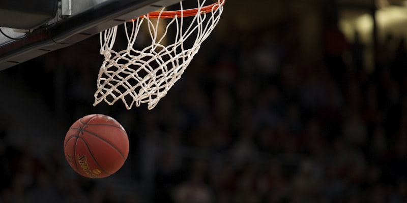 NBA篮球季后赛激烈比赛直播画面